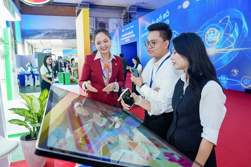 Đông đảo người dân đến trải nghiệm dịch vụ ngân hàng tại Sự kiện chuyển đổi số ngành Ngân hàng 2026