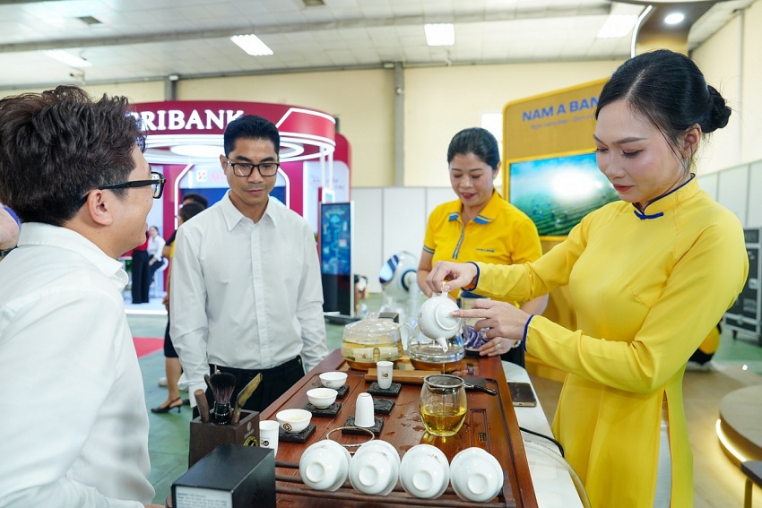 Đông đảo người dân đến trải nghiệm dịch vụ ngân hàng tại Sự kiện chuyển đổi số ngành Ngân hàng 2026
