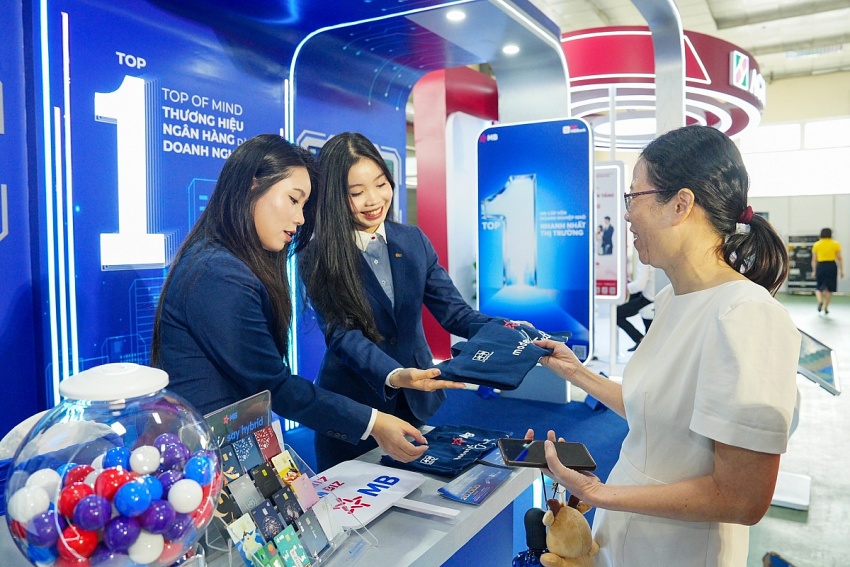 Đông đảo người dân đến trải nghiệm dịch vụ ngân hàng tại Sự kiện chuyển đổi số ngành Ngân hàng 2026