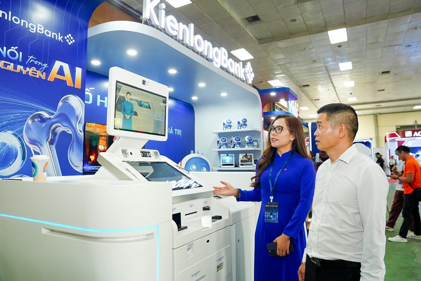 Đông đảo người dân đến trải nghiệm dịch vụ ngân hàng tại Sự kiện chuyển đổi số ngành Ngân hàng 2026