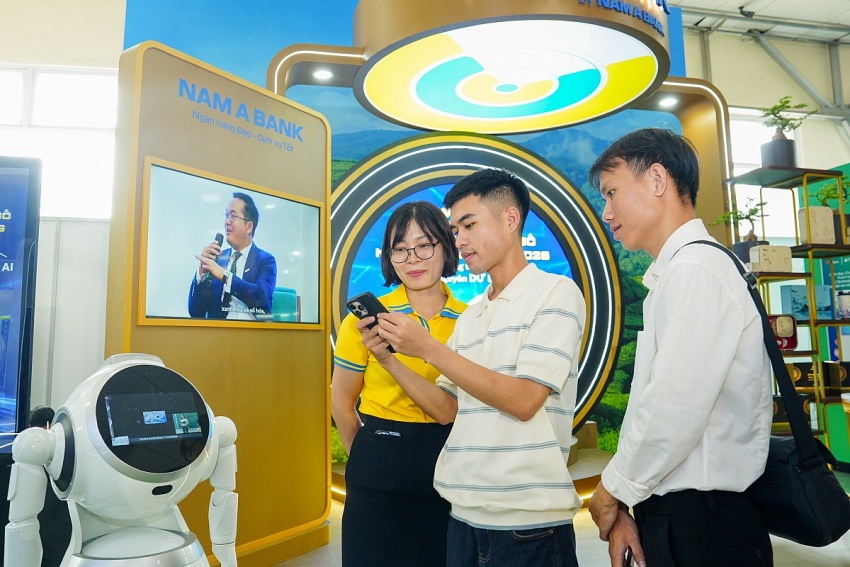 Đông đảo người dân đến trải nghiệm dịch vụ ngân hàng tại Sự kiện chuyển đổi số ngành Ngân hàng 2026
