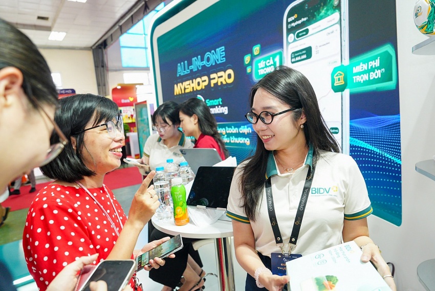 Đông đảo người dân đến trải nghiệm dịch vụ ngân hàng tại Sự kiện chuyển đổi số ngành Ngân hàng 2026
