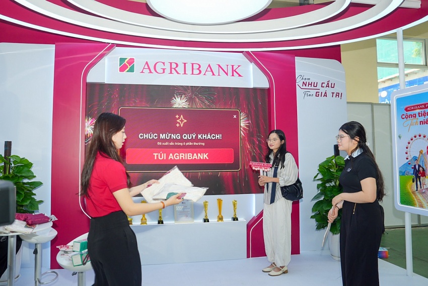 Đông đảo người dân đến trải nghiệm dịch vụ ngân hàng tại Sự kiện chuyển đổi số ngành Ngân hàng 2026