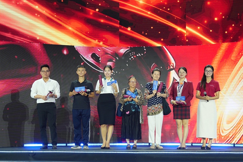 Đông đảo người dân đến trải nghiệm dịch vụ ngân hàng tại Sự kiện chuyển đổi số ngành Ngân hàng 2026