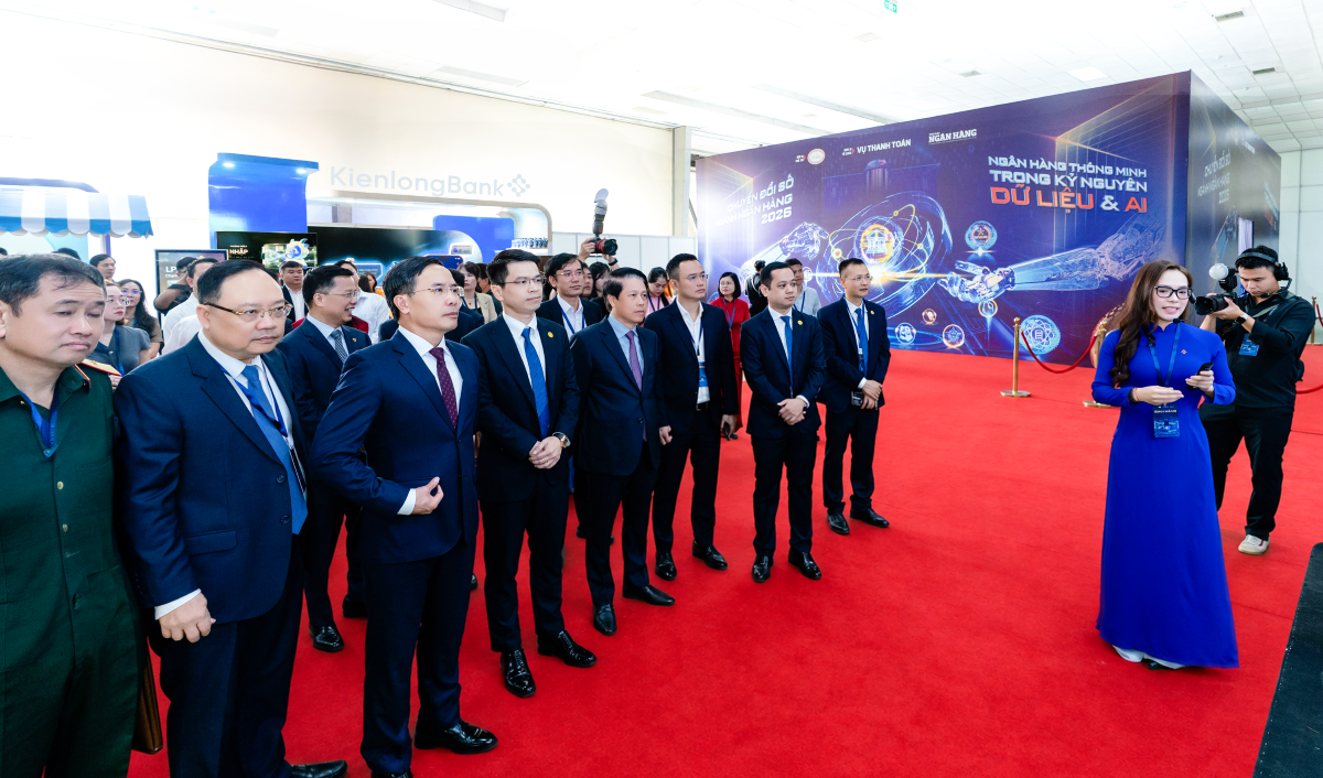 KienlongBank giới thiệu các giải pháp ứng dụng dữ liệu và AI tới Thống đốc NHNN tại Sự kiện Chuyển đổi số ngành Ngân hàng 2026. KienlongBank giới thiệu các giải pháp ứng dụng dữ liệu và AI tới Thống đốc NHNN tại Sự kiện Chuyển đổi số ngành Ngân hàng 2026.