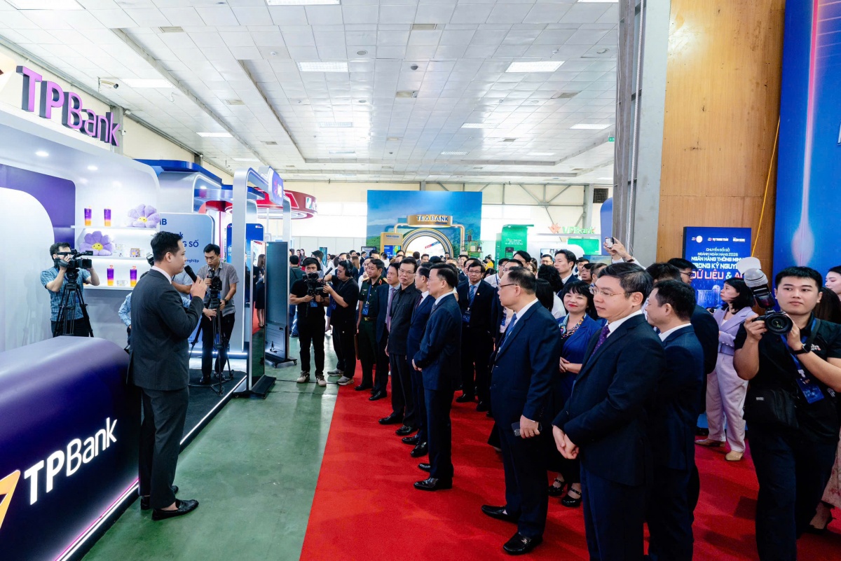Thống đốc Phạm Đức Ấn tham quan triển lãm Chuyển đổi số ngành Ngân hàng năm 2026 Thống đốc Phạm Đức Ấn tham quan triển lãm Chuyển đổi số ngành Ngân hàng năm 2026
