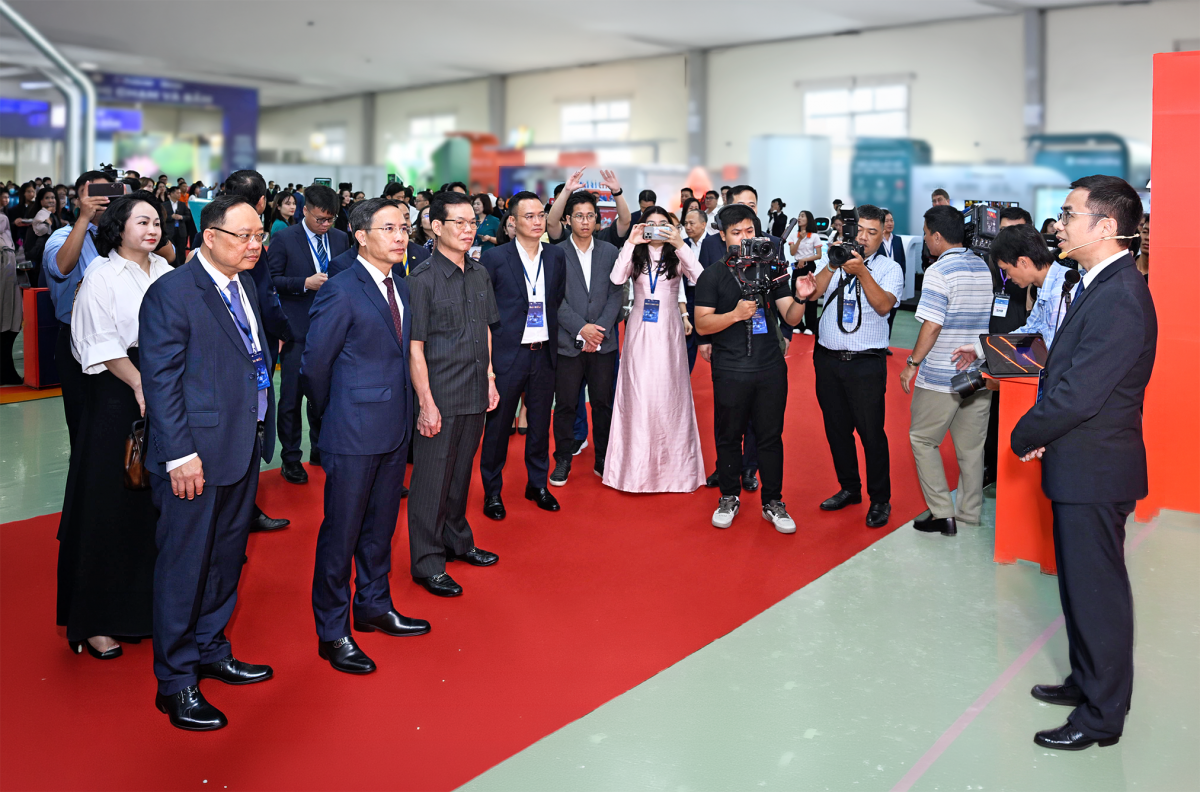 Thống đốc Phạm Đức Ấn tham quan triển lãm Chuyển đổi số ngành Ngân hàng năm 2026 Thống đốc Phạm Đức Ấn tham quan triển lãm Chuyển đổi số ngành Ngân hàng năm 2026