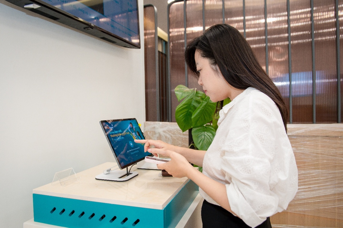 Khách hàng có thể thực hiện các giao dịch trên CRM hoặc máy tính bảng, giúp rút ngắn thời gian và đơn giản hóa thủ tục Khách hàng có thể thực hiện các giao dịch trên CRM hoặc máy tính bảng, giúp rút ngắn thời gian và đơn giản hóa thủ tục
