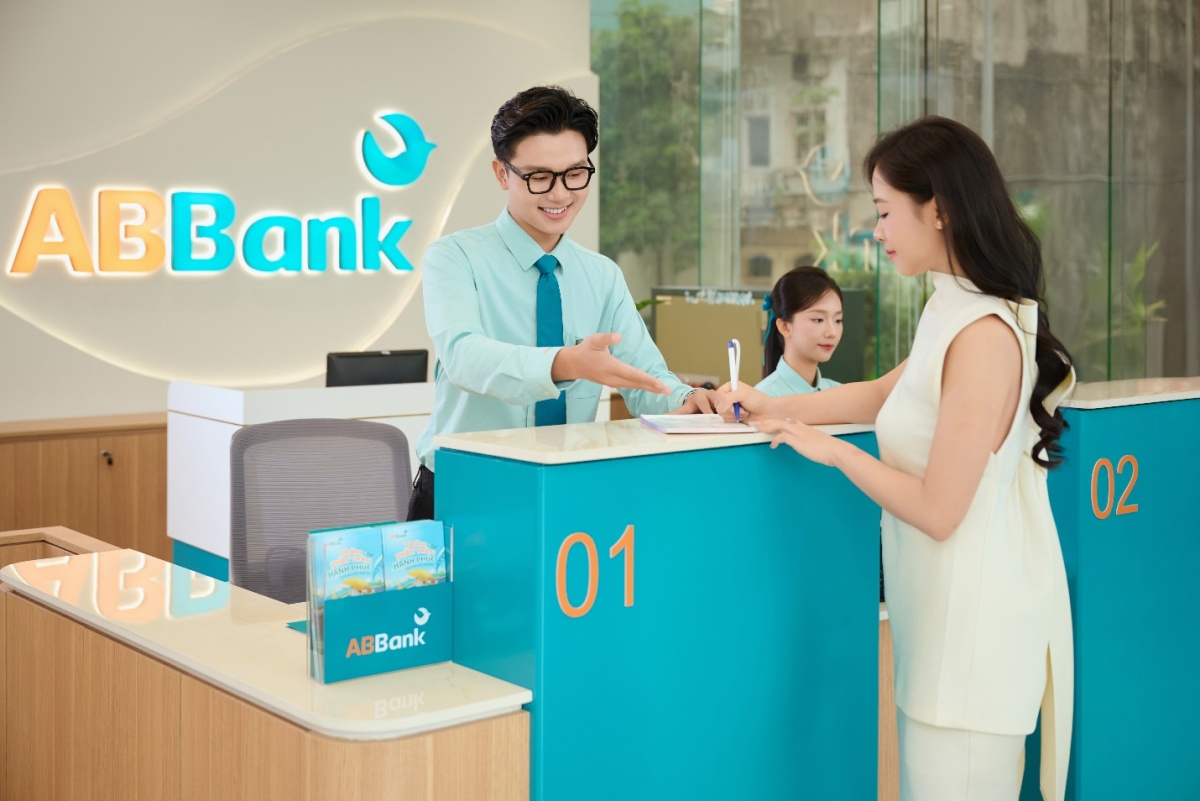Quầy giao dịch đứng và cabin tư vấn là nơi khách hàng được giao dịch viên trực tiếp tư vấn và hỗ trợ các nghiệp vụ cần thiết Quầy giao dịch đứng và cabin tư vấn là nơi khách hàng được giao dịch viên trực tiếp tư vấn và hỗ trợ các nghiệp vụ cần thiết