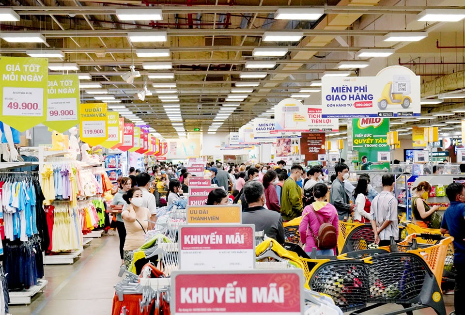 Bán lẻ cạnh tranh về giá bán thấp, khuyến mãi.