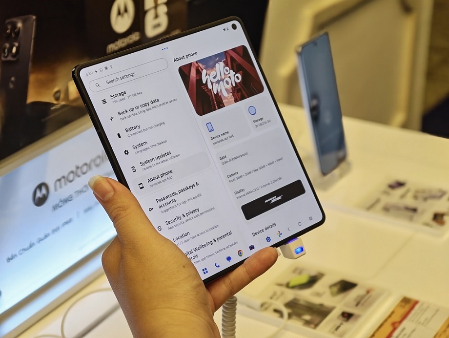 Motorola ra mắt razr fold tại Việt Nam: Chuẩn mực mới cho giải trí và hiệu suất làm việc Motorola ra mắt razr fold tại Việt Nam: Chuẩn mực mới cho giải trí và hiệu suất làm việc