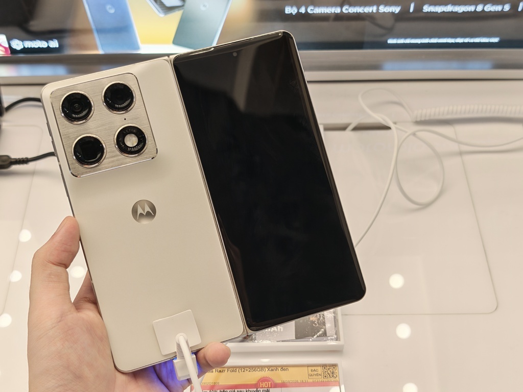 Motorola ra mắt razr fold tại Việt Nam: Chuẩn mực mới cho giải trí và hiệu suất làm việc Motorola ra mắt razr fold tại Việt Nam: Chuẩn mực mới cho giải trí và hiệu suất làm việc