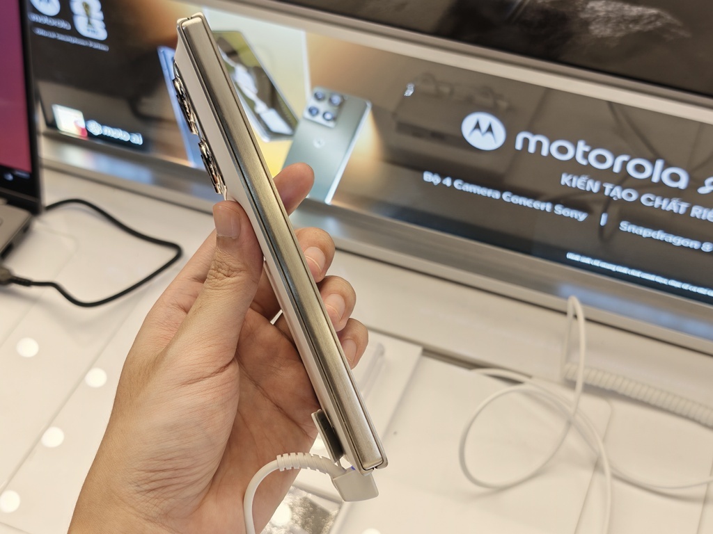 Motorola ra mắt razr fold tại Việt Nam: Chuẩn mực mới cho giải trí và hiệu suất làm việc Motorola ra mắt razr fold tại Việt Nam: Chuẩn mực mới cho giải trí và hiệu suất làm việc