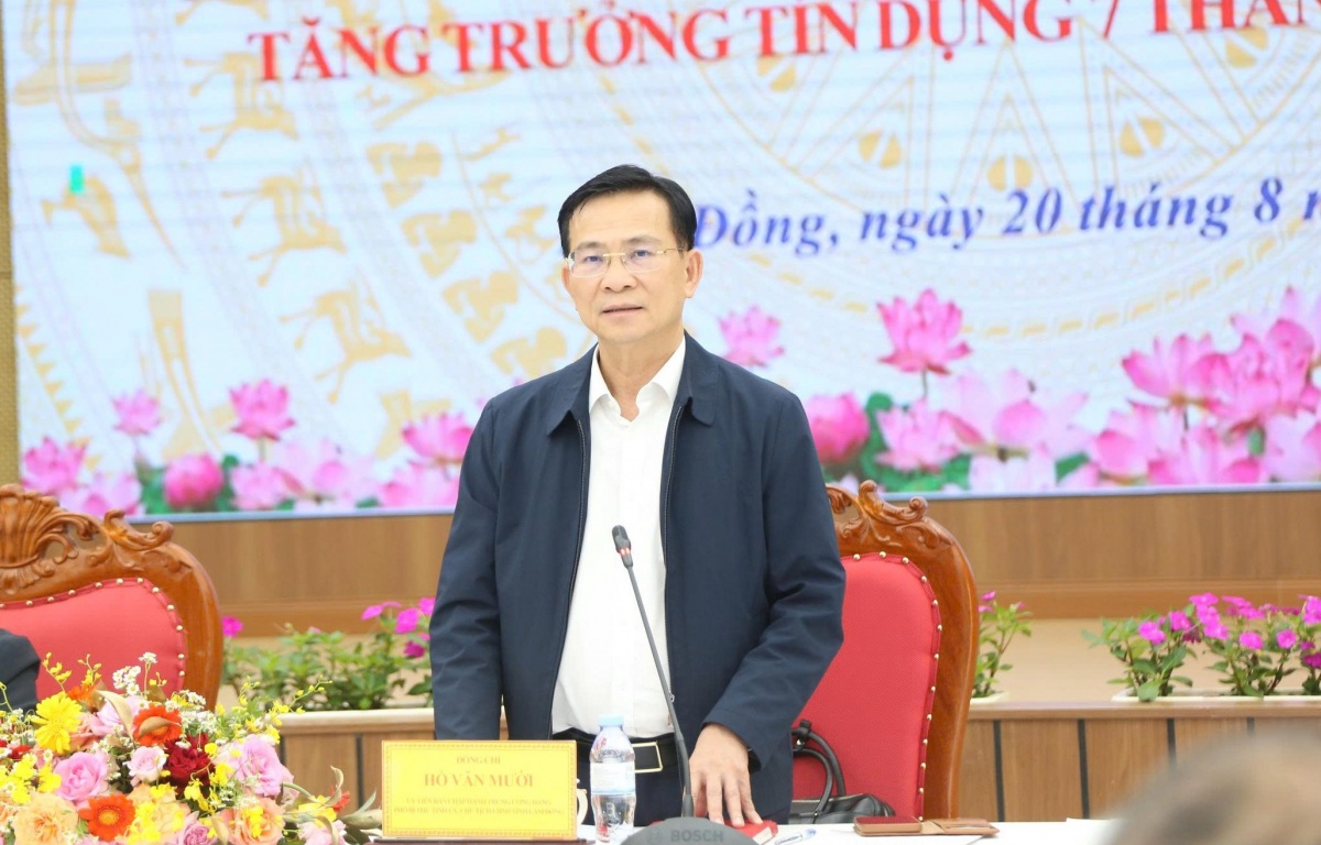 Chủ tịch UBND tỉnh Lâm Đồng Hồ Văn Mười phát biểu tại cuộc họp nghe NHNN Chi nhánh Khu vực 10 báo cáo tình hình hoạt động ngân hàng và kết quả tăng trưởng tín dụng 7 tháng đầu năm 2026. Chủ tịch UBND tỉnh Lâm Đồng Hồ Văn Mười phát biểu tại cuộc họp nghe NHNN Chi nhánh Khu vực 10 báo cáo tình hình hoạt động ngân hàng và kết quả tăng trưởng tín dụng 7 tháng đầu năm 2026.