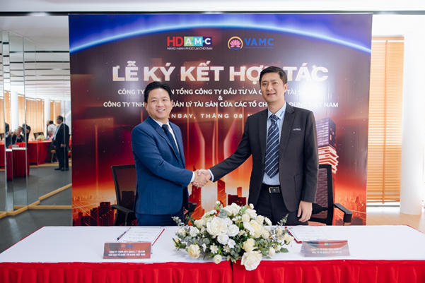 Đại diện Lãnh đạo VAMC và HDAMC thực hiện nghi thức ký kết Thỏa thuận hợp tác.