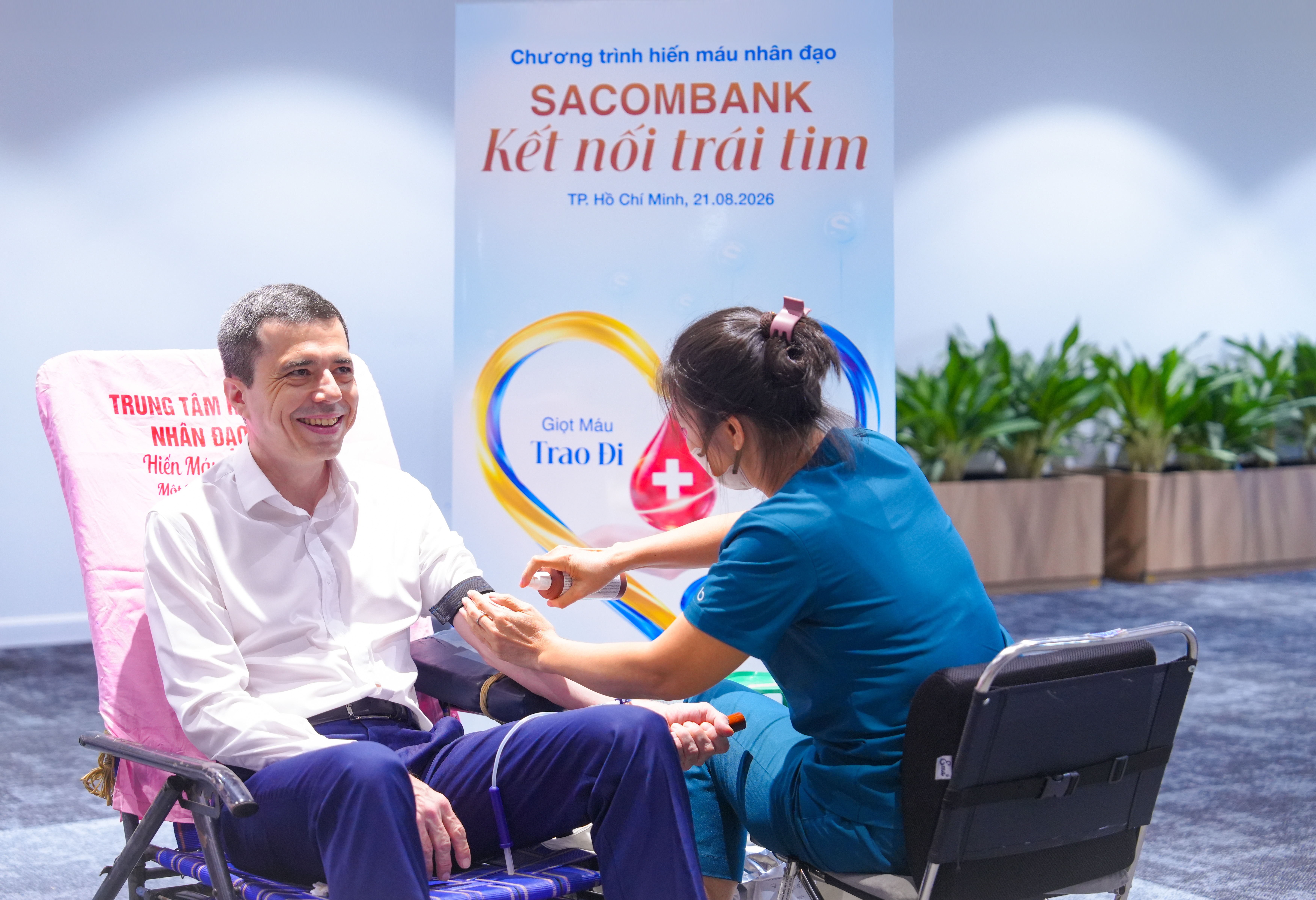 Tổng Giám đốc Faussier Loic hưởng ứng chương trình hiến máu cùng các CBNV tại Hội sở Tổng Giám đốc Faussier Loic hưởng ứng chương trình hiến máu cùng các CBNV tại Hội sở