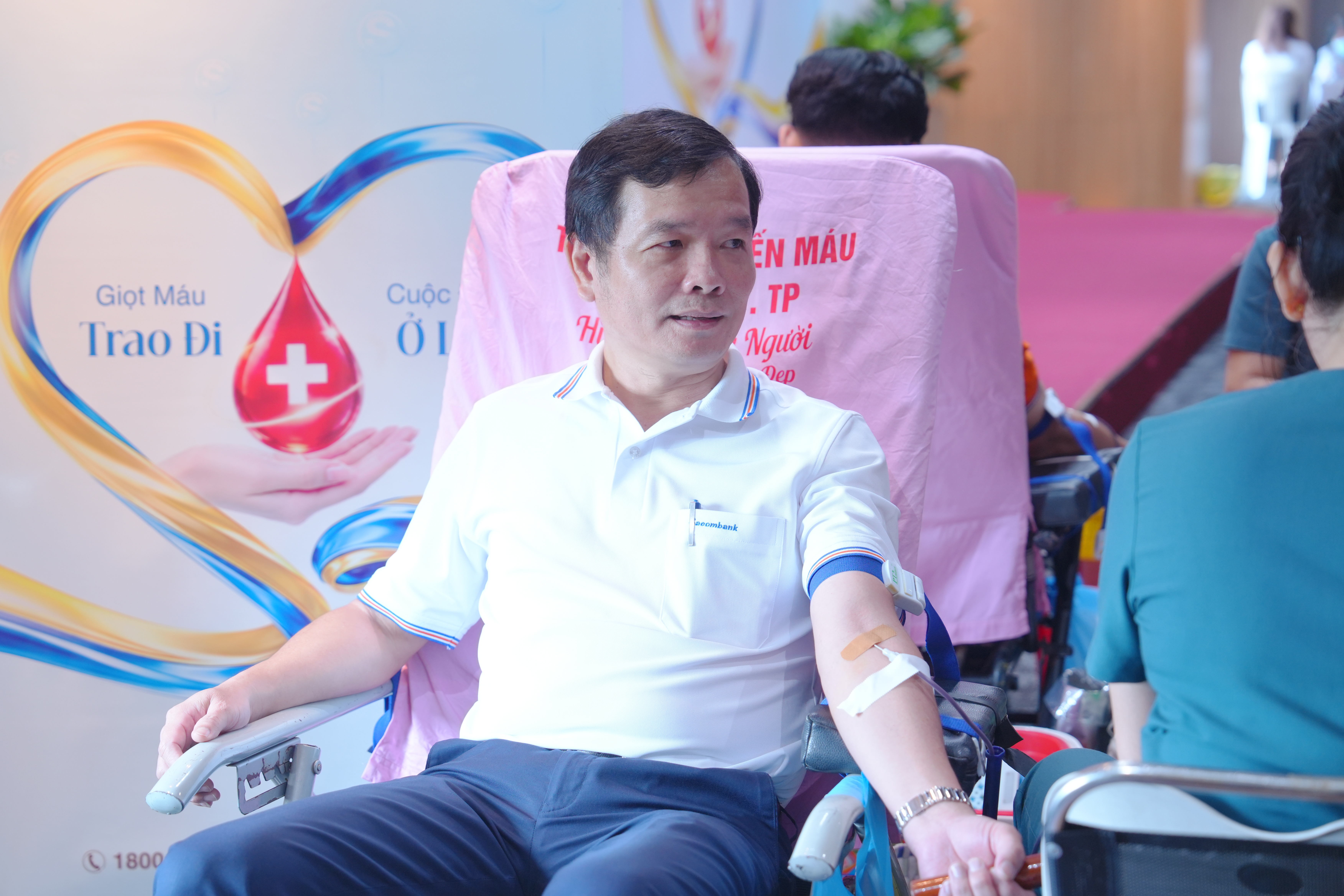 Ông Hà Văn Trung - PTGĐ Thường trực, hưởng ứng chương trình hiến máu lần thứ 14 của Ngân hàng Ông Hà Văn Trung - PTGĐ Thường trực, hưởng ứng chương trình hiến máu lần thứ 14 của Ngân hàng
