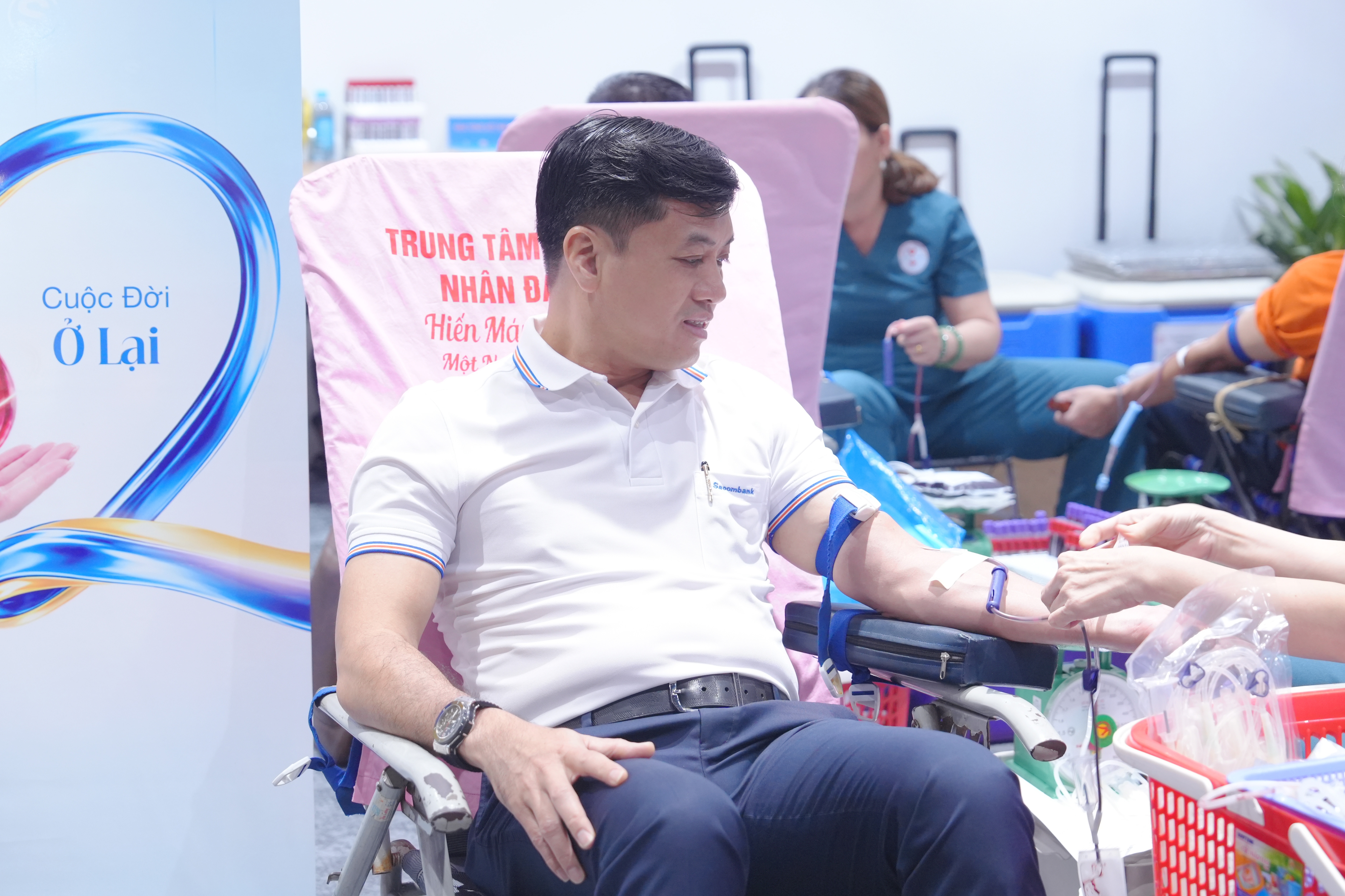 Phó TGĐ Lê Đức Thịnh cùng chung tay sẻ chia giọt hồng, lan tỏa nghĩa cử nhân văn của Người SACOMBANK Phó TGĐ Lê Đức Thịnh cùng chung tay sẻ chia giọt hồng, lan tỏa nghĩa cử nhân văn của Người SACOMBANK