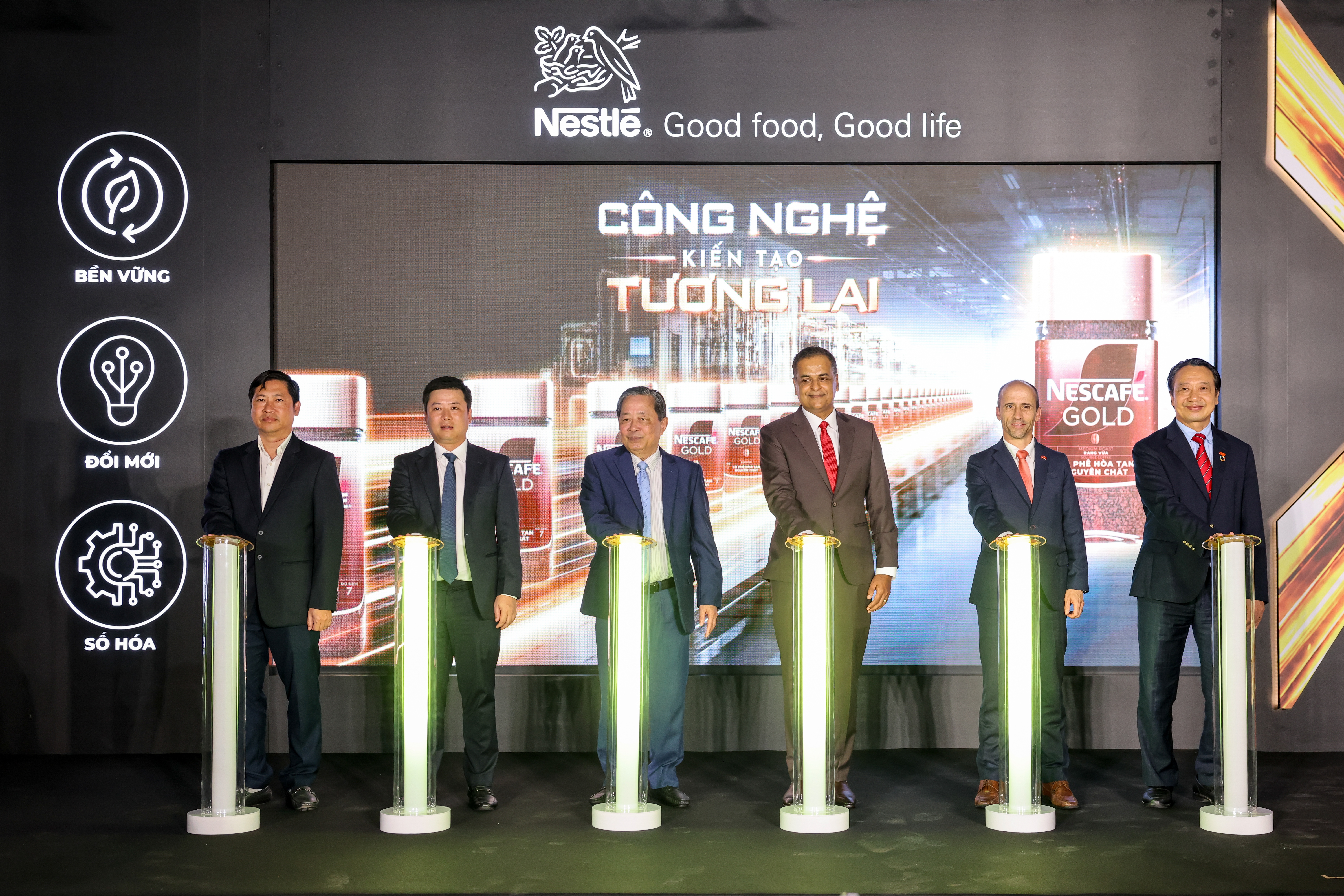 Các đại biểu thực hiện nghi thức vận hành dây chuyền đóng gói cà-phê hòa tan trong hũ thủy tinh tại Nhà máy Nestlé Trị An Các đại biểu thực hiện nghi thức vận hành dây chuyền đóng gói cà-phê hòa tan trong hũ thủy tinh tại Nhà máy Nestlé Trị An