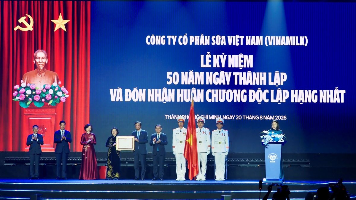 Ông Nguyễn Văn Được, Ủy viên BCH Trung ương Đảng, Phó Bí thư Thành ủy, Chủ tịch UBND TP.HCM trao Huân chương Độc lập hạng Nhất cho Vinamilk. Ảnh: Vi Nam Ông Nguyễn Văn Được, Ủy viên BCH Trung ương Đảng, Phó Bí thư Thành ủy, Chủ tịch UBND TP.HCM trao Huân chương Độc lập hạng Nhất cho Vinamilk. Ảnh: Vi Nam