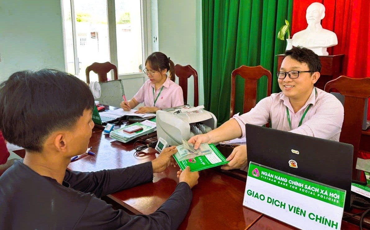 Mạng lưới giao dịch tại cơ sở góp phần đưa nguồn vốn chính sách đến đúng người, đúng nhu cầu, sát với thực tế. Mạng lưới giao dịch tại cơ sở góp phần đưa nguồn vốn chính sách đến đúng người, đúng nhu cầu, sát với thực tế.