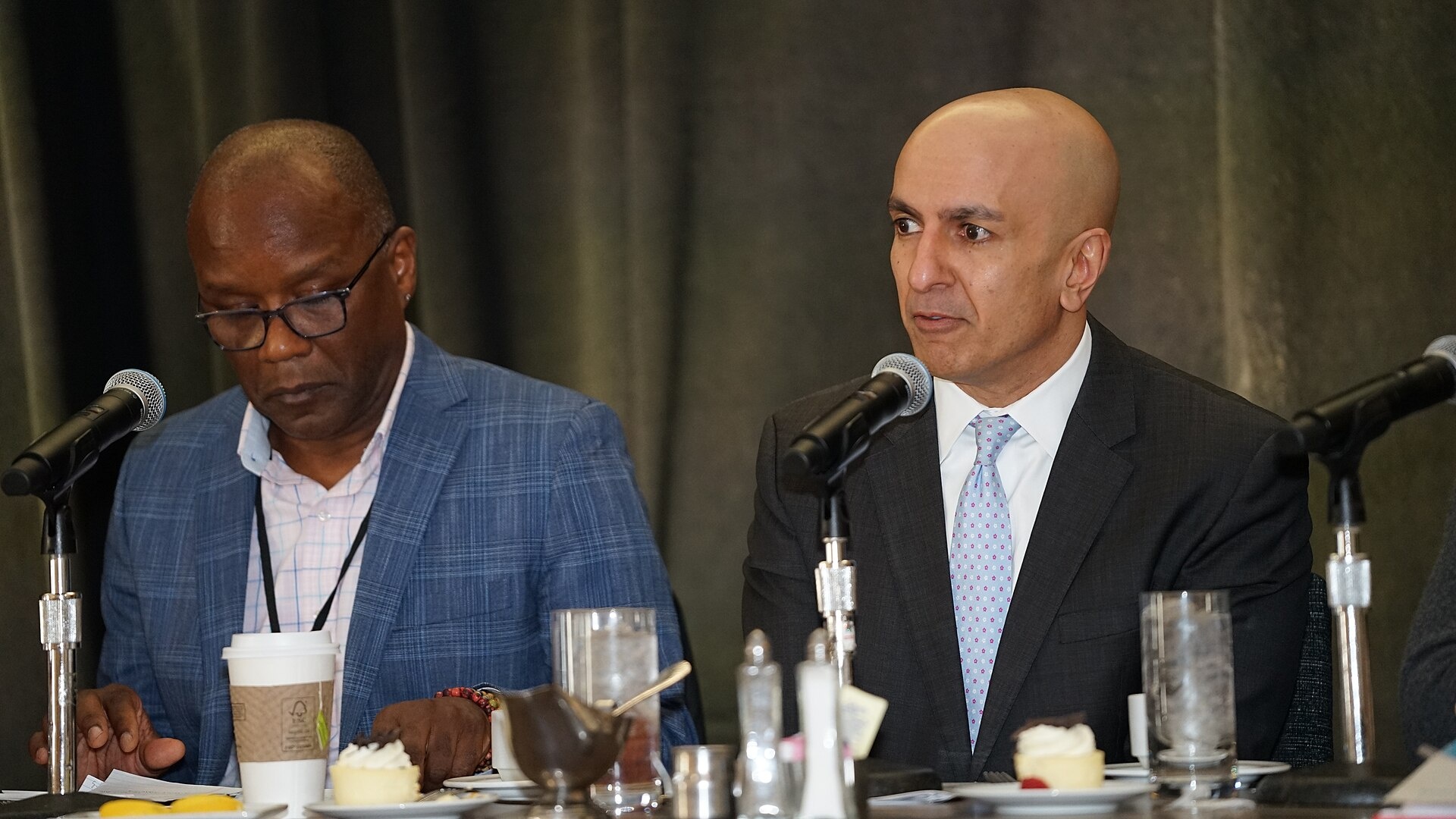 Chủ tịch Fed Minneapolis Neel Kashkari (phải) tại một sự kiện kinh tế hồi tháng 1/2026. Ảnh: Xuthoria/Wikimedia Commons, CC BY-SA 4.0. Chủ tịch Fed Minneapolis Neel Kashkari (phải) tại một sự kiện kinh tế hồi tháng 1/2026. Ảnh: Xuthoria/Wikimedia Commons, CC BY-SA 4.0.