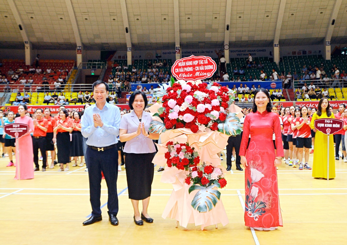 Ông Nguyễn Duy Hải, Bà Lê Thị Phương – Giám đốc Ngân hàng HTX  chi nhánh Hải Phòng, chi nhánh Hải Dương tặng hoa chúc mừng