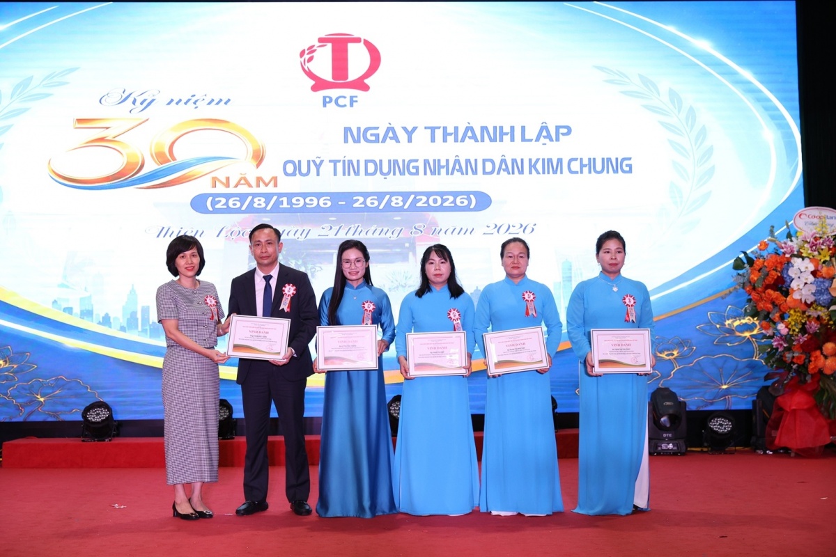 Bà Nguyễn Thị Hương - Phó Tổng thư ký Hiệp hội trao vinh danh cho các cá nhân QTDND Kim Chung