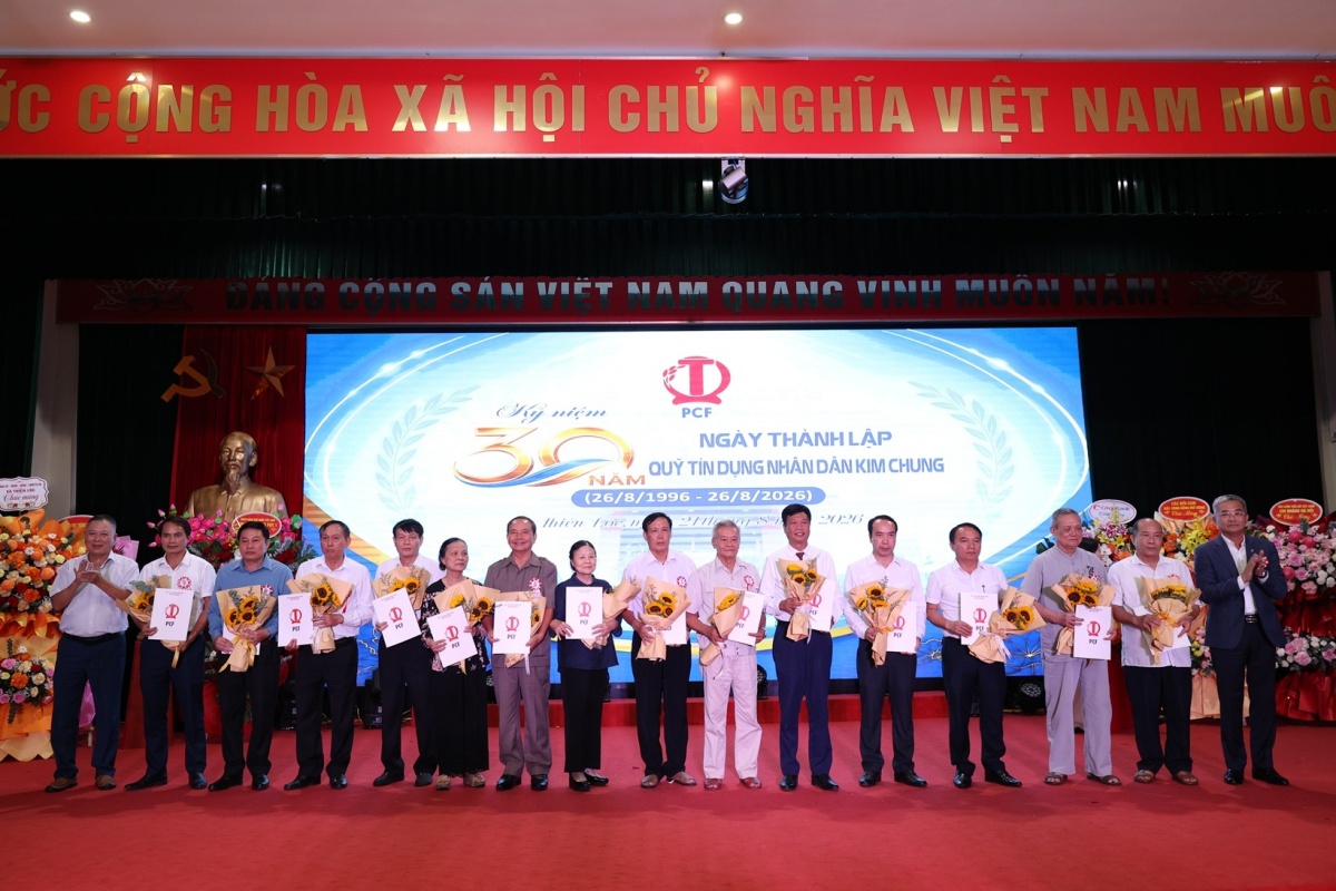 Ông Trần Quốc Hùng - Phó Giám đốc NHNN Việt Nam Chi nhánh Khu vực 1 và ông Nguyễn Quốc Cường - Chủ tịch Hội đồng quản trị Co-opBank trao quà tri ân cho các đồng chí nguyên là lãnh đạo địa phương qua các thời kỳ