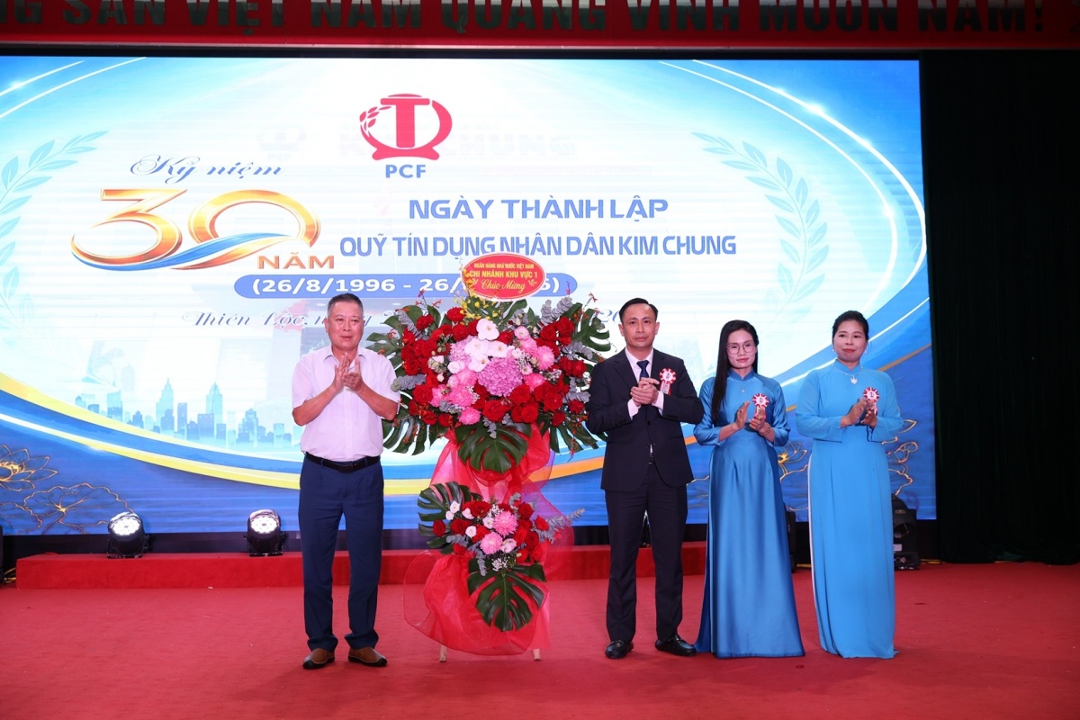 Ông Trần Quốc Hùng - Phó Giám đốc Ngân hàng Nhà nước Việt Nam Chi nhánh Khu vực 1 tặng hoa chúc mừng lễ kỷ niệm