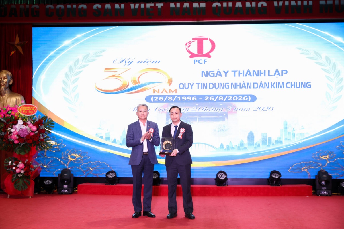 Ông Nguyễn Quốc Cường - Chủ tịch Hội đồng quản trị Co-opBank trao tặng biểu trưng và chúc mừng tới tập thể cán bộ, người lao động và thành viên QTDND Kim Chung nhân dịp kỷ niệm 30 năm thành lập