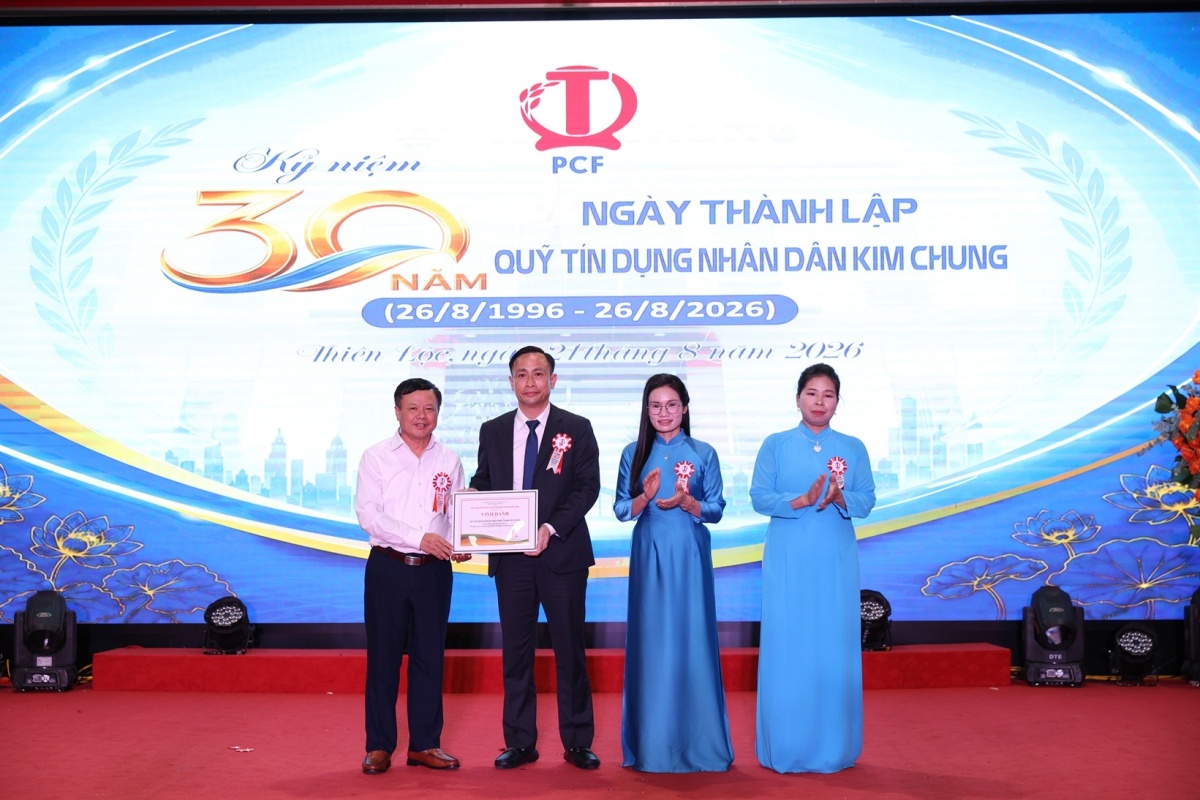 Ông Mai Văn Úy - Phó Tổng Thư ký Hiệp hội trao vinh danh cho tập thể QTDND Kim Chung