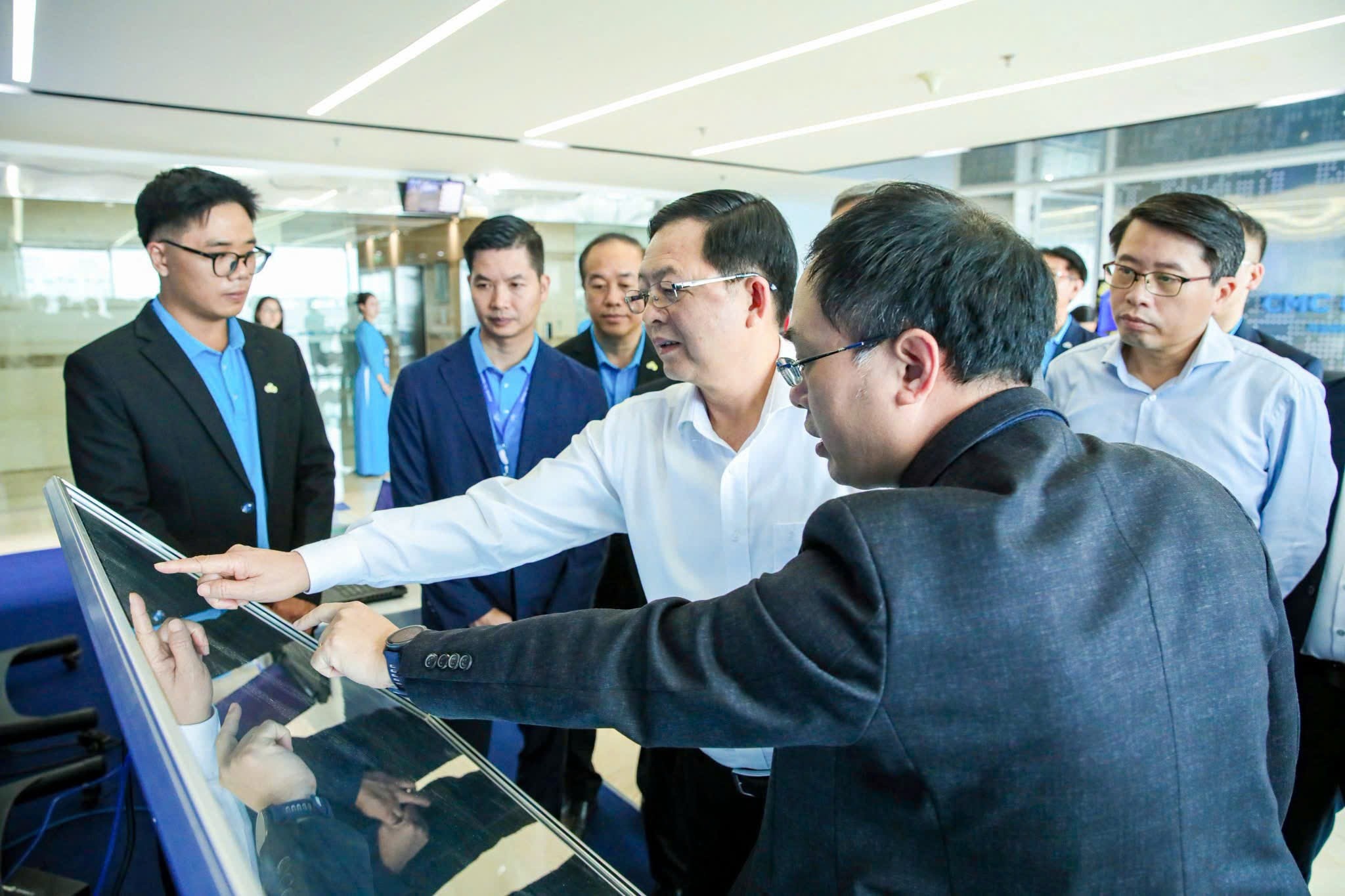 Ảnh 3: Tại buổi làm việc mới đây với Tập đoàn Công nghệ CMC, Phó Thủ tướng Chính phủ Hồ Quốc Dũng đã trực tiếp trải nghiệm các sản phẩm, giải pháp công nghệ AI-X do CMC nghiên cứu, phát triển và làm chủ Ảnh 3: Tại buổi làm việc mới đây với Tập đoàn Công nghệ CMC, Phó Thủ tướng Chính phủ Hồ Quốc Dũng đã trực tiếp trải nghiệm các sản phẩm, giải pháp công nghệ AI-X do CMC nghiên cứu, phát triển và làm chủ