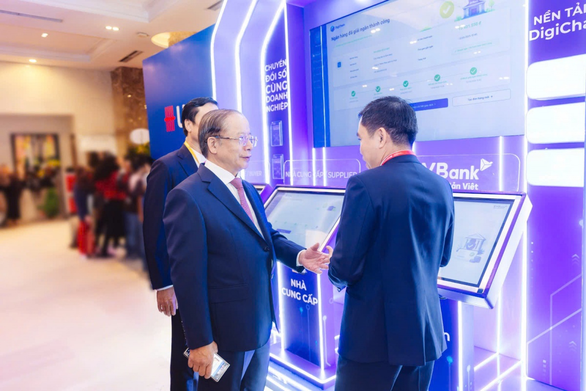 Ông Nguyễn Văn Thân - Chủ tịch VINASME đến thăm gian hàng và tìm hiểu về giải pháp DigiChain của BVBank Ông Nguyễn Văn Thân - Chủ tịch VINASME đến thăm gian hàng và tìm hiểu về giải pháp DigiChain của BVBank