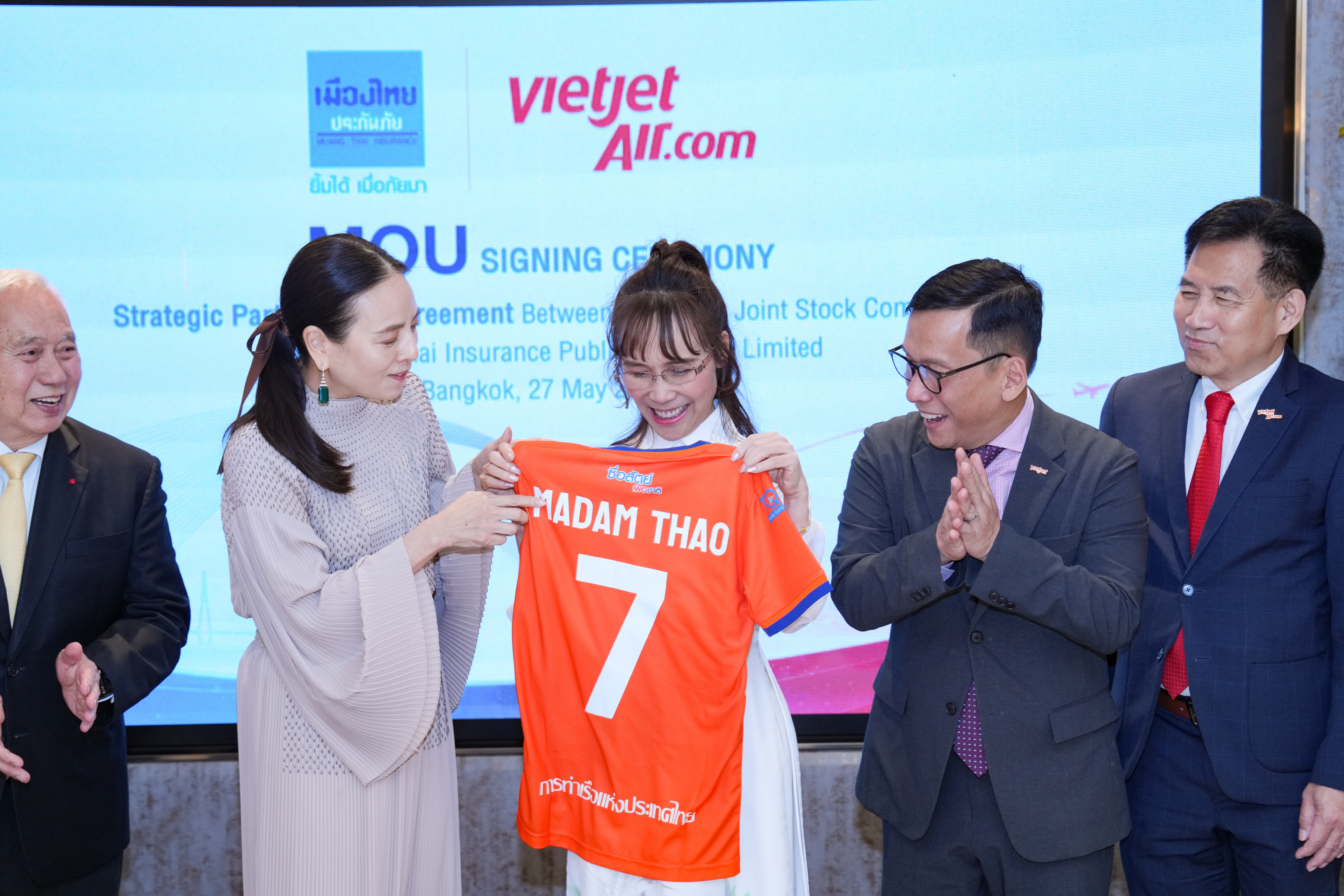 Madam Pang trao tặng áo đấu cho Tiến sĩ Nguyễn Thị Phương Thảo Madam Pang trao tặng áo đấu cho Tiến sĩ Nguyễn Thị Phương Thảo