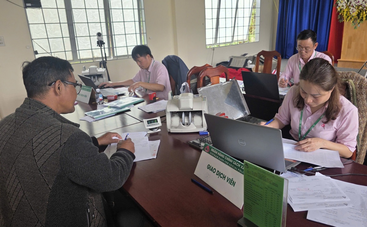 Ông Ya Biêng (trái) Tổ trưởng Tổ tiết kiệm và vay vốn ở thôn Chơ Rung, xã Tà Năng, Lâm Đồng. Ông Ya Biêng (trái) Tổ trưởng Tổ tiết kiệm và vay vốn ở thôn Chơ Rung, xã Tà Năng, Lâm Đồng.