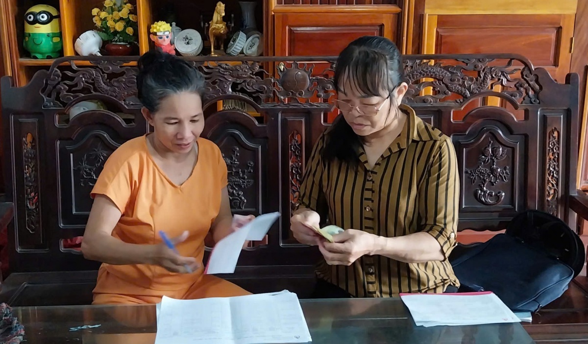 Tổ TK&VV ở thôn 3, xã Đạ Tẻh 2 do La Thị Thanh làm (phải) làm tổ trưởng hiện có 42 tổ viên với tổng dư nợ 4,518 tỷ đồng… Tổ TK&VV ở thôn 3, xã Đạ Tẻh 2 do La Thị Thanh làm (phải) làm tổ trưởng hiện có 42 tổ viên với tổng dư nợ 4,518 tỷ đồng…