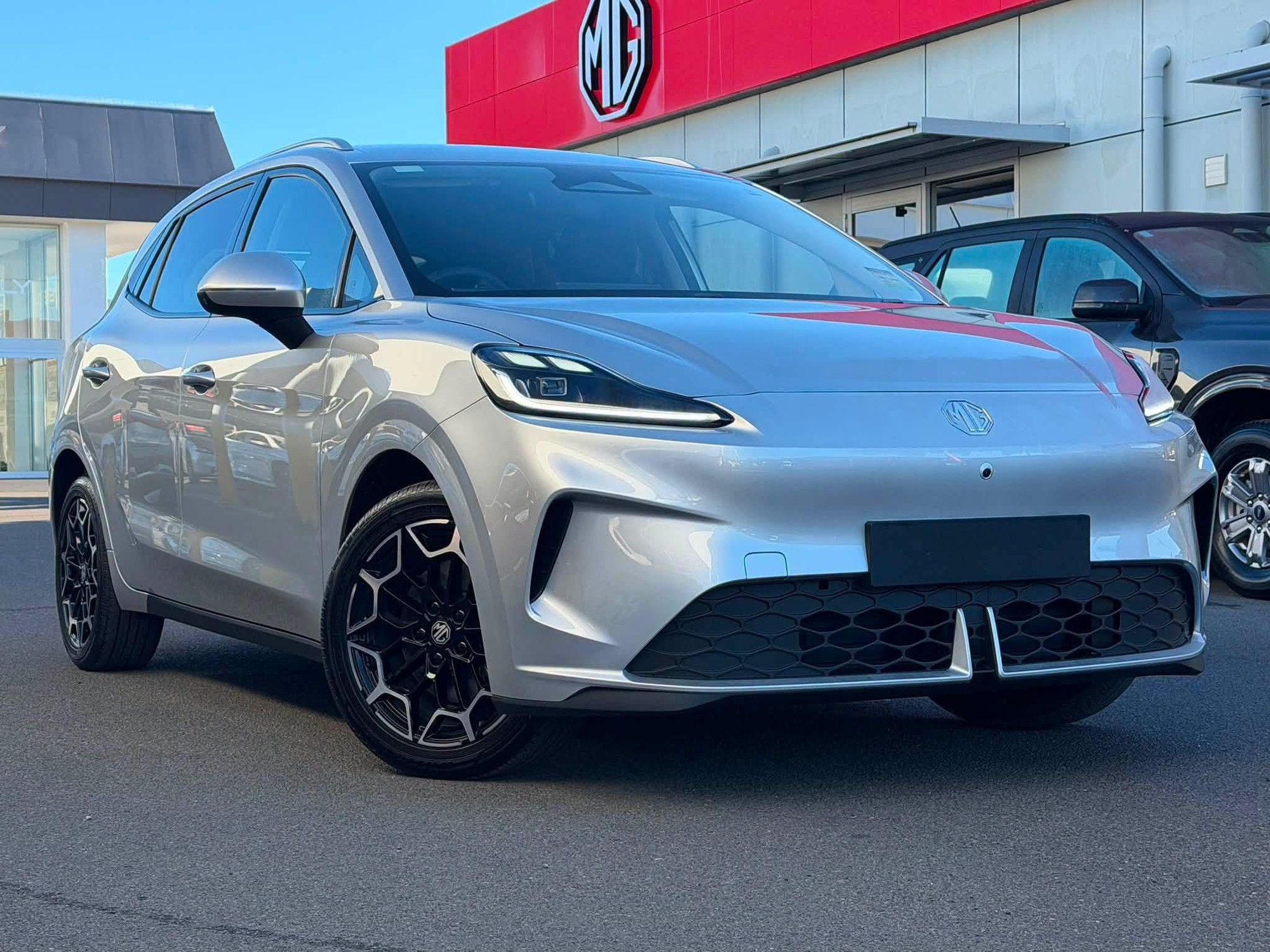MG Việt Nam tiếp tục MG Việt Nam tiếp tục 'nhá hàng' 3 mẫu xe mới: MG4 Urban giá dự kiến 540 triệu đồng, MG5 nâng cấp, ZS mới có bản hybrid - Ảnh 2.