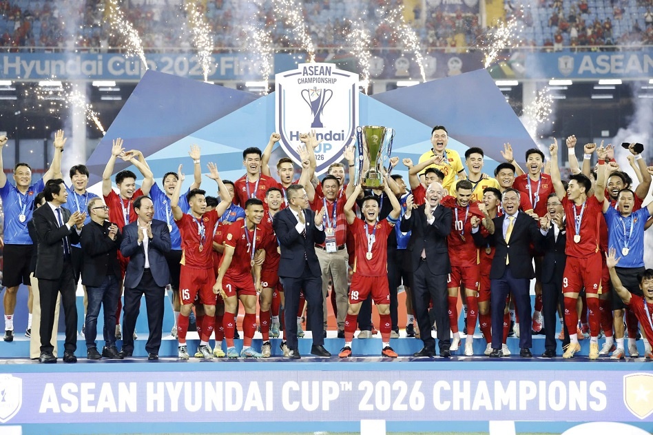 Đội tuyển Việt Nam nâng cúp vô địch lần thứ 2 liên tiếp Đội tuyển Việt Nam nâng cúp vô địch lần thứ 2 liên tiếp