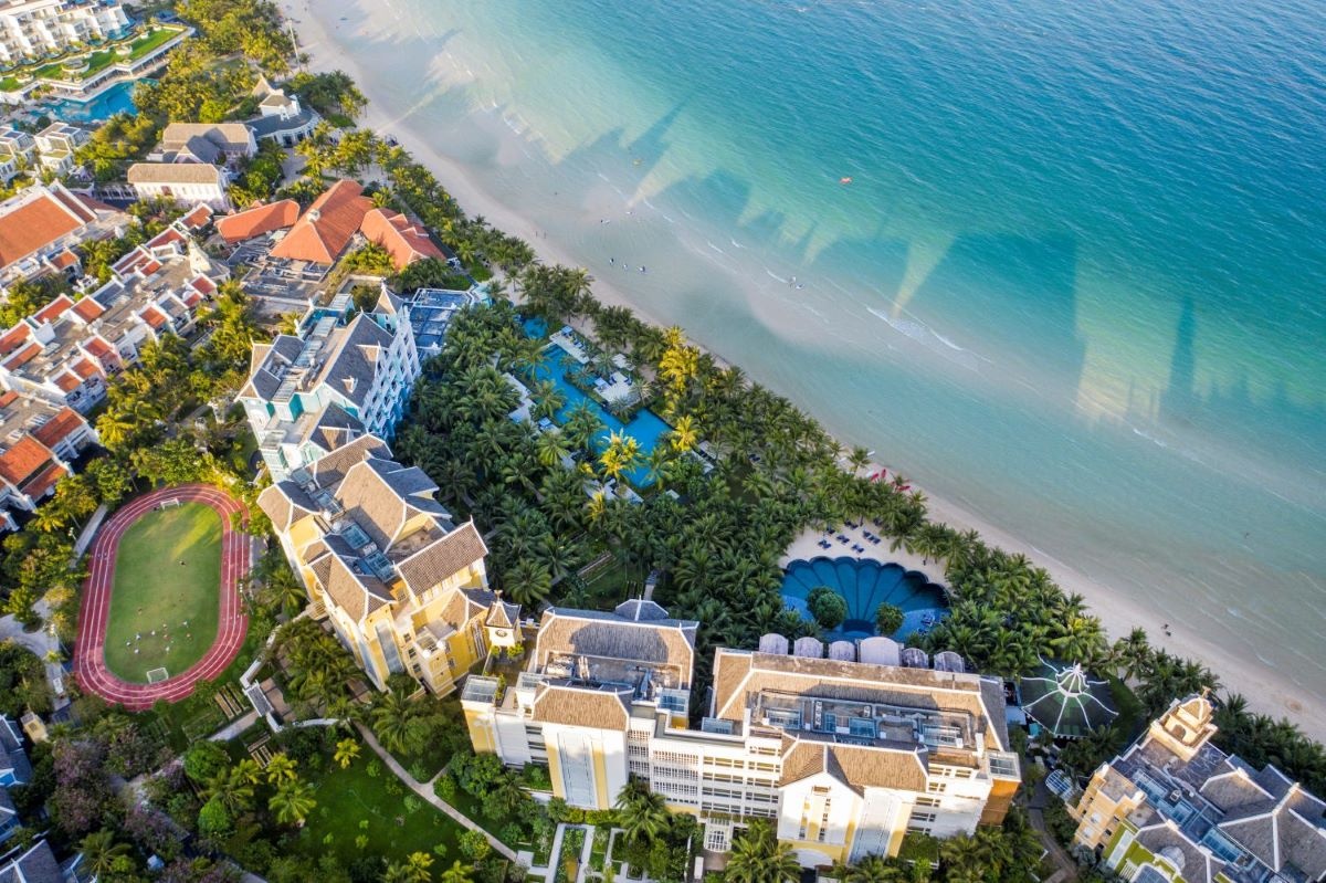 Những khu nghỉ dưỡng tại Bãi Kem - top 50 bãi biển đẹp nhất hành tinh, là một trong những lý do khiến khách quốc tế say mê Phú Quốc Những khu nghỉ dưỡng tại Bãi Kem - top 50 bãi biển đẹp nhất hành tinh, là một trong những lý do khiến khách quốc tế say mê Phú Quốc