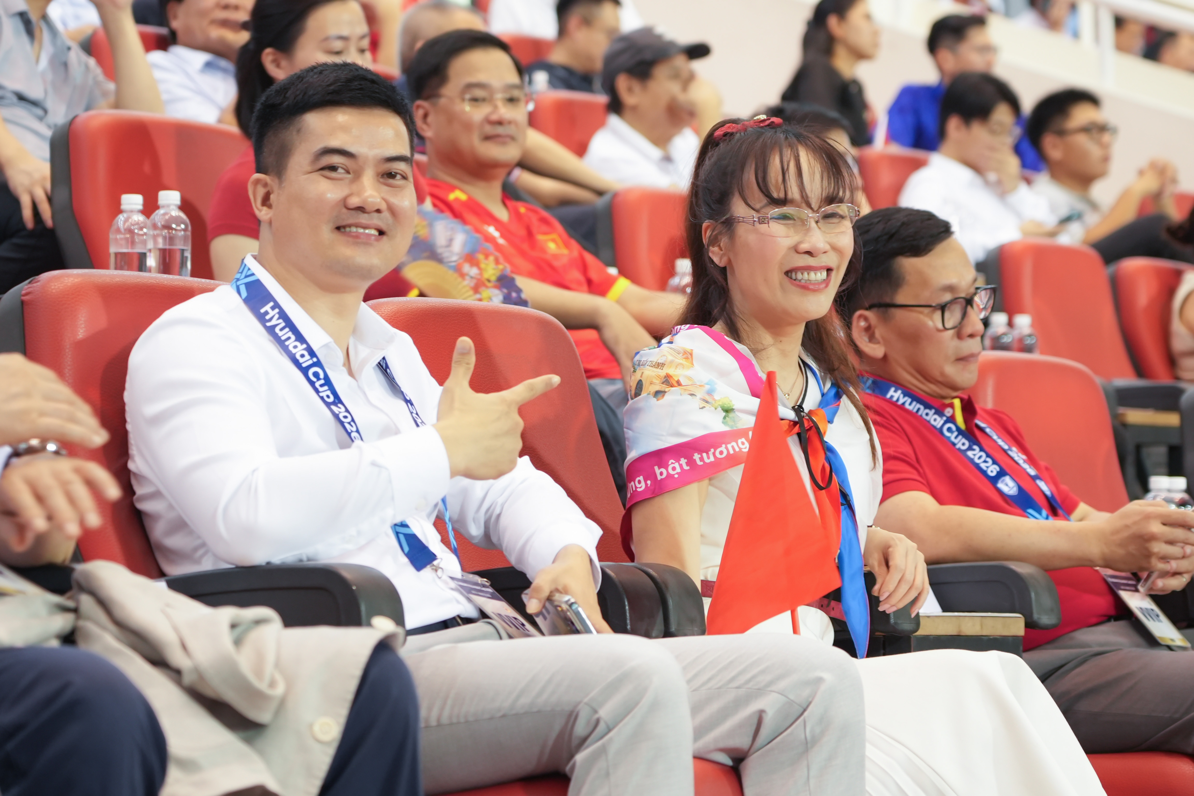 Tiến sĩ Nguyễn Thị Phương Thảo hòa cùng người hâm mộ tiếp lửa Đội tuyển Việt Nam tại trận chung kết Tiến sĩ Nguyễn Thị Phương Thảo hòa cùng người hâm mộ tiếp lửa Đội tuyển Việt Nam tại trận chung kết