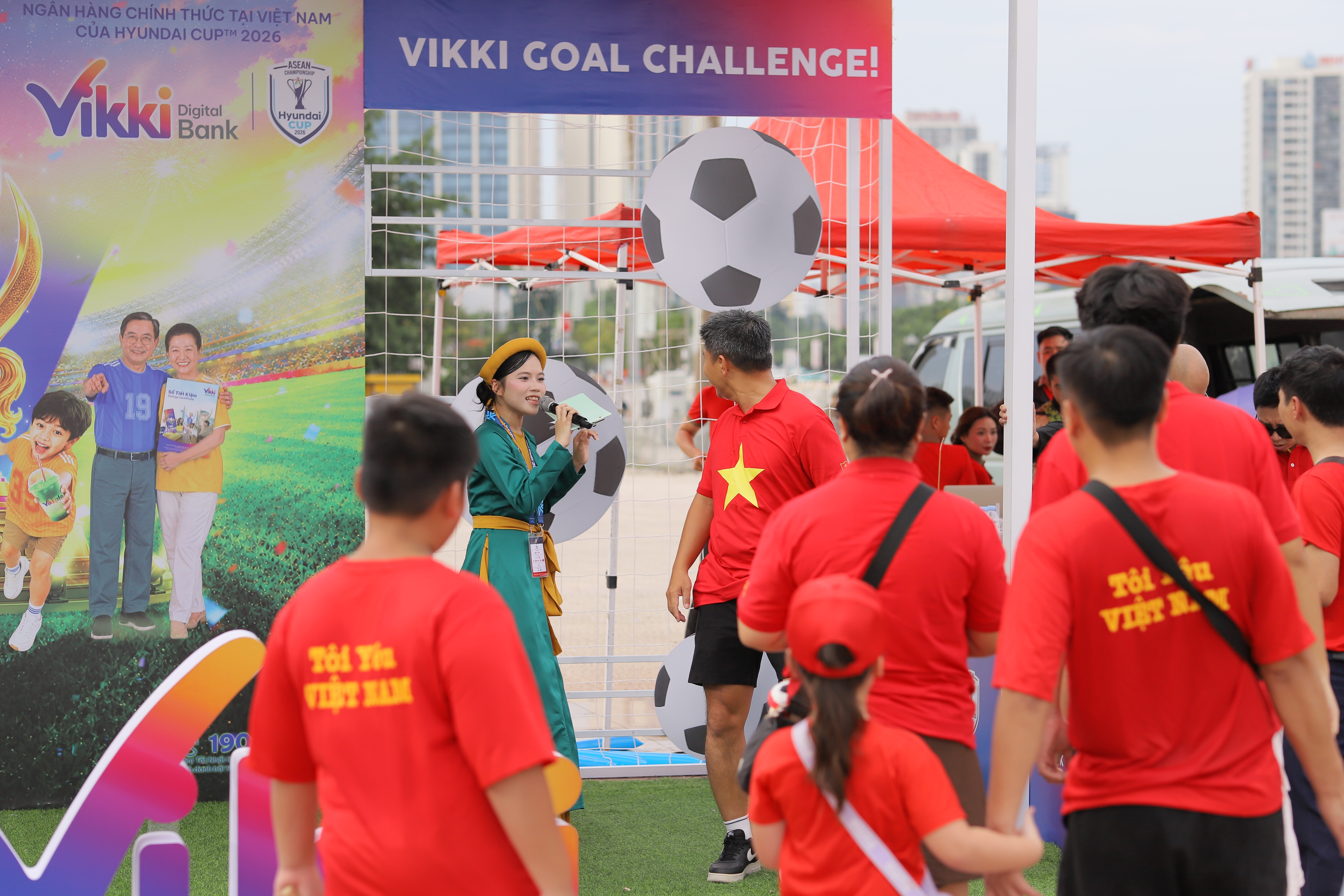 Các cổ động viên nhiệt tình tham gia hoạt động trải nghiệm tại gian hàng của Vikki Digital Bank Các cổ động viên nhiệt tình tham gia hoạt động trải nghiệm tại gian hàng của Vikki Digital Bank