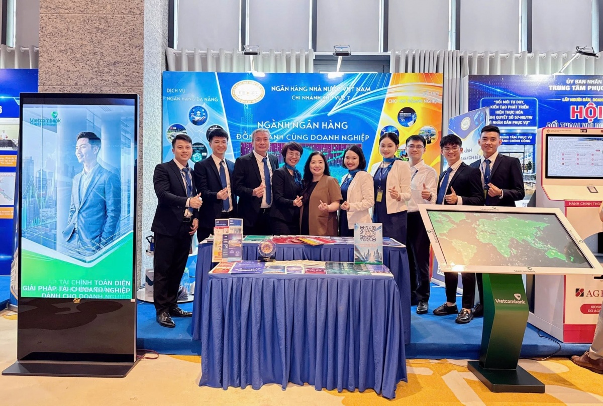 Gian trưng bày, tư vấn trực tiếp nhằm giới thiệu các sản phẩm, dịch vụ ngân hàng hiện đại đến các doanh nghiệp Gian trưng bày, tư vấn trực tiếp nhằm giới thiệu các sản phẩm, dịch vụ ngân hàng hiện đại đến các doanh nghiệp