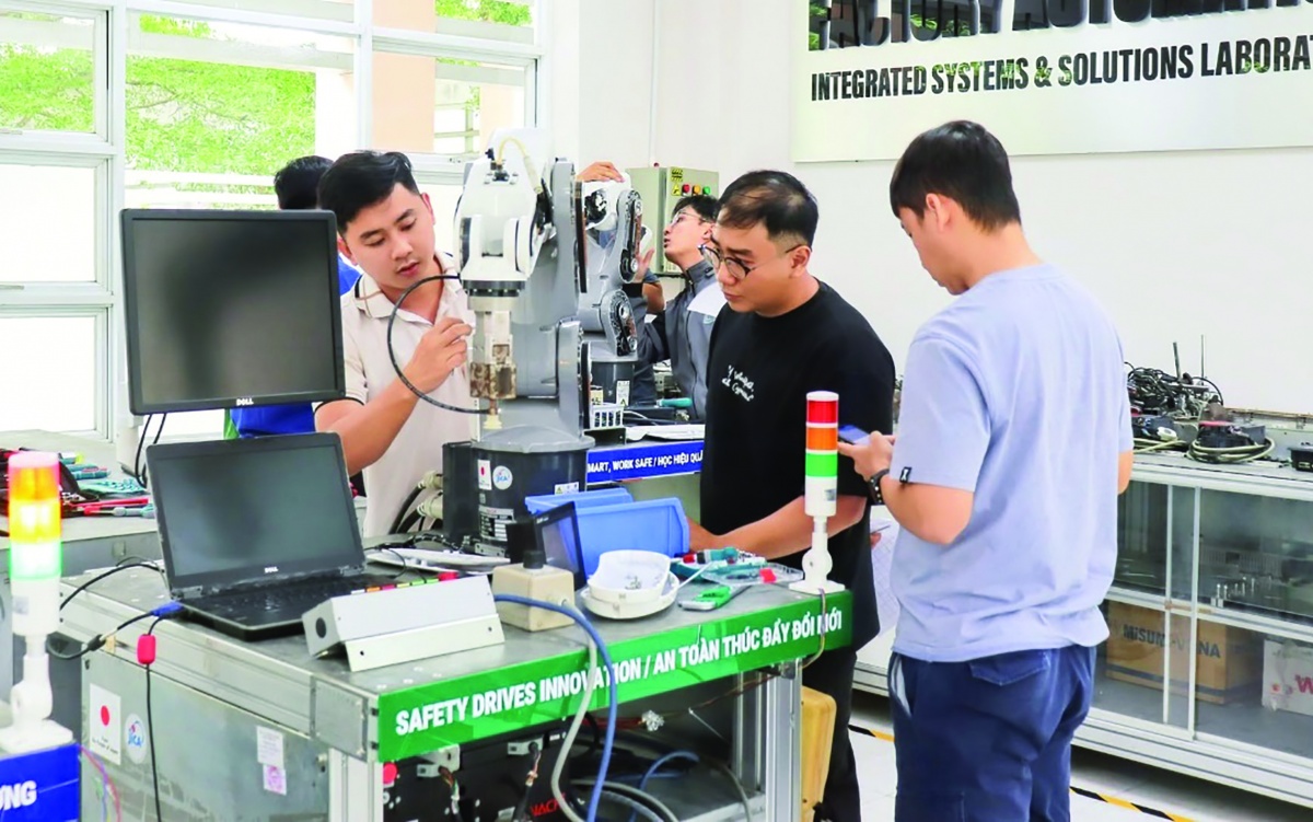 Chuyển giao công nghệ tại các doanh nghiệp trong Khu Công nghệ cao TP. Hồ Chí Minh Chuyển giao công nghệ tại các doanh nghiệp trong Khu Công nghệ cao TP. Hồ Chí Minh
