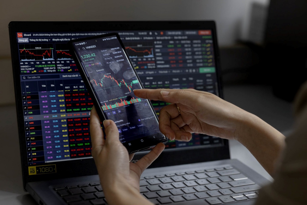 Dòng tiền xoay tua vào nhóm ngân hàng giúp VN-Index giữ sắc xanh và trụ vững trên mốc 1.800 điểm trước kỳ nghỉ lễ Dòng tiền xoay tua vào nhóm ngân hàng giúp VN-Index giữ sắc xanh và trụ vững trên mốc 1.800 điểm trước kỳ nghỉ lễ