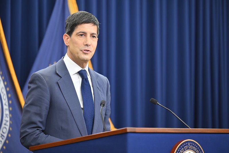 Chủ tịch Cục Dự trữ Liên bang Mỹ (Fed) Kevin Warsh tại cuộc họp báo sau cuộc họp FOMC ngày 17/6/2026. Ảnh: Federal Reserve/Public domain. Chủ tịch Cục Dự trữ Liên bang Mỹ (Fed) Kevin Warsh tại cuộc họp báo sau cuộc họp FOMC ngày 17/6/2026. Ảnh: Federal Reserve/Public domain.