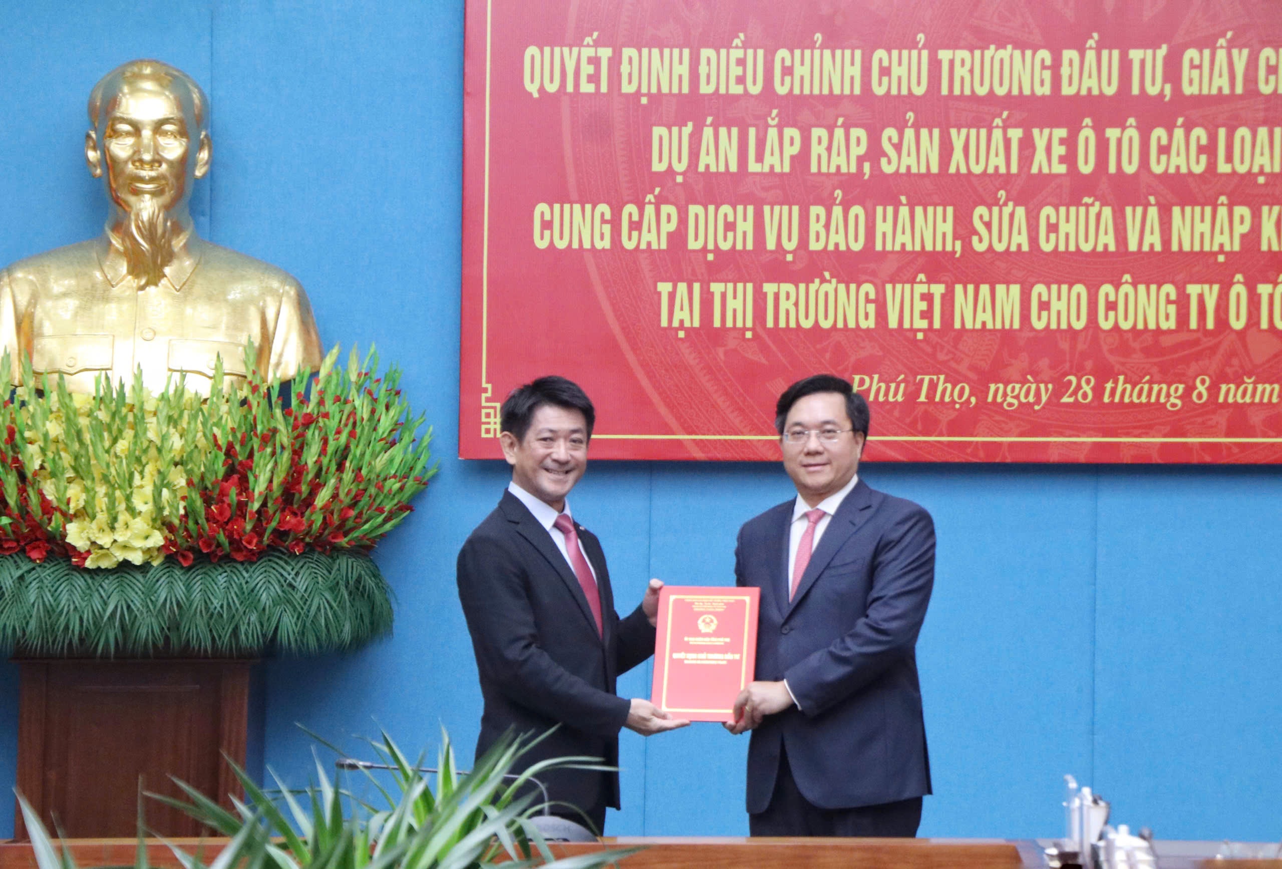 Chủ tịch UBND tỉnh Phú Thọ Trần Duy Đông trao Quyết định và Giấy chứng nhận đăng ký đầu tư điều chỉnh dự án của Công ty Ô tô Toyota Việt Nam cho ông Osamu Hirata, Tổng giám đốc Công ty. Chủ tịch UBND tỉnh Phú Thọ Trần Duy Đông trao Quyết định và Giấy chứng nhận đăng ký đầu tư điều chỉnh dự án của Công ty Ô tô Toyota Việt Nam cho ông Osamu Hirata, Tổng giám đốc Công ty.