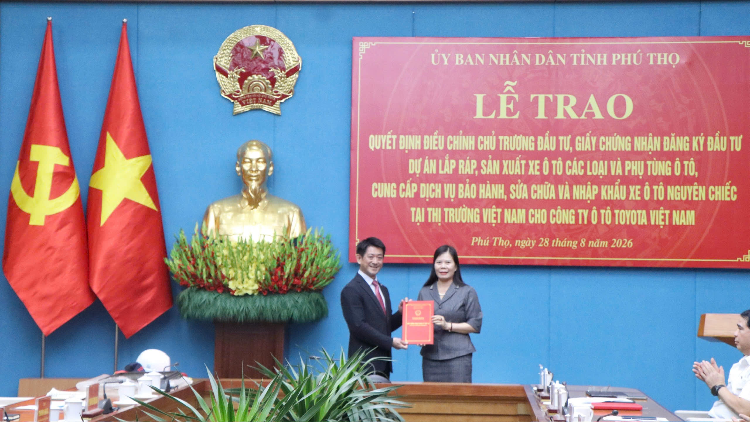 Bà Vương Thị Bẩy, Giám đốc Sở Tài chính tỉnh Phú Thọ trao Giấy chứng nhận đăng ký đầu tư điều chỉnh dự án của Công ty Ô tô Toyota Việt Nam cho ông Osamu Hirata. Bà Vương Thị Bẩy, Giám đốc Sở Tài chính tỉnh Phú Thọ trao Giấy chứng nhận đăng ký đầu tư điều chỉnh dự án của Công ty Ô tô Toyota Việt Nam cho ông Osamu Hirata.