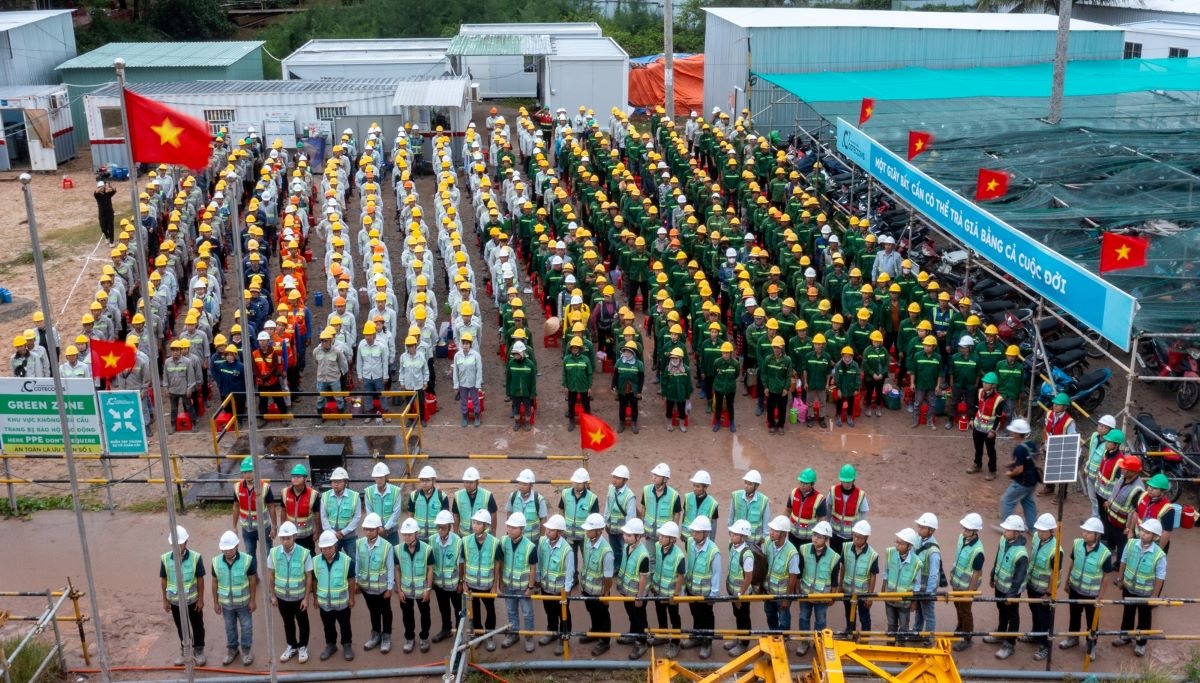 Hàng chục công nhân, kỹ sư cùng hàng loạt máy móc được huy động triển khai lắp những đốt dầm dọc chủ đầu tiên. Ảnh: Ánh Dương. Hàng chục công nhân, kỹ sư cùng hàng loạt máy móc được huy động triển khai lắp những đốt dầm dọc chủ đầu tiên. Ảnh: Ánh Dương.