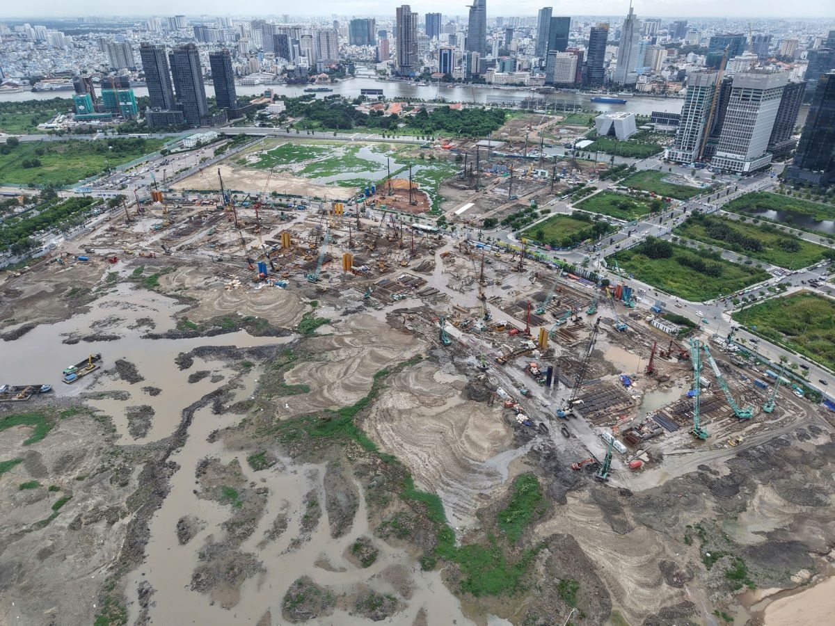 Tại dự án Trung tâm hành chính Hồ Chí Minh, khó khăn về địa chất không làm nản lòng những “người con công trường”. Ảnh: Ánh Dương. Tại dự án Trung tâm hành chính Hồ Chí Minh, khó khăn về địa chất không làm nản lòng những “người con công trường”. Ảnh: Ánh Dương.